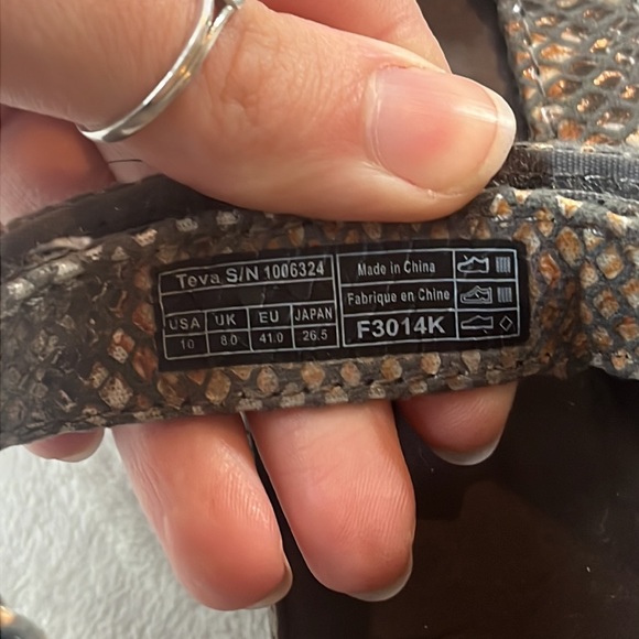 Teva sandals neutral metallic snakeskin pattern - Picture 5 of 9